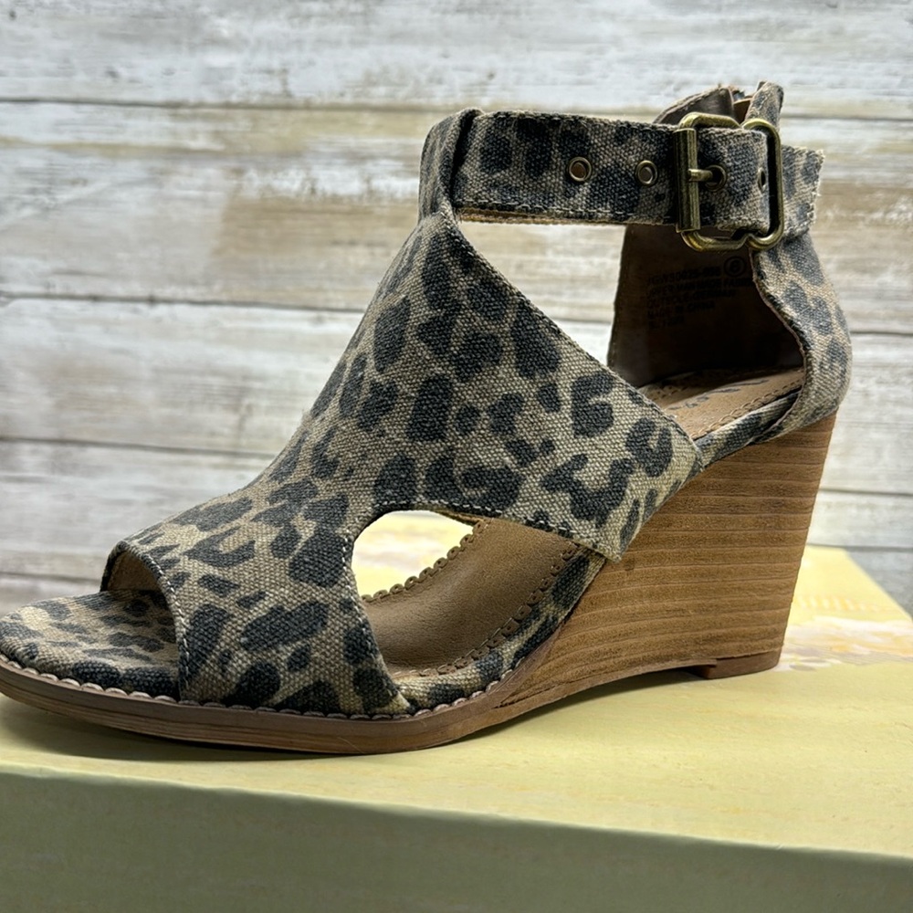 Adira wedge